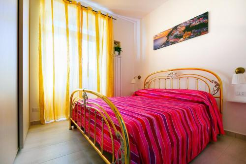 ヴィーコ・エクエンセにあるIl Tiglio Cavoのベッドルーム1室(ピンクの毛布付きのベッド1台付)