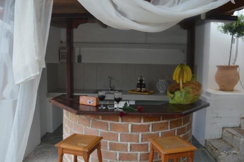 Una cocina o kitchenette en Villa Suites Lagonisi Luxury