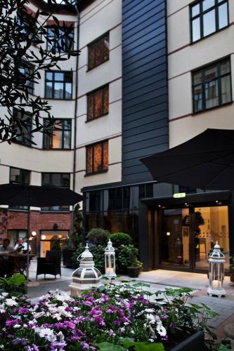 a building with a bunch of flowers in front of it at Best Western Hotel Hebron in Copenhagen