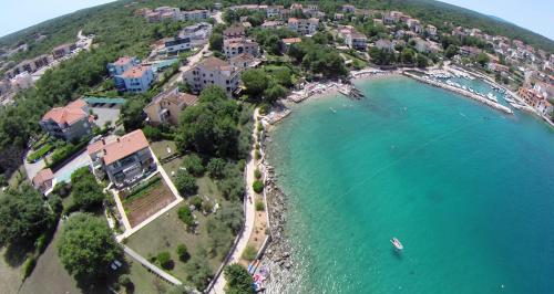 an aerial view of a beach with houses and the ocean at Apartments Katić in Vantačići