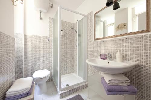 bagno con lavandino, doccia e servizi igienici di Il Segno in Rome a Roma