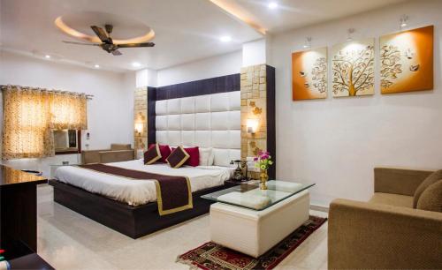 Ένα ή περισσότερα κρεβάτια σε δωμάτιο στο Hotel Bhagyodaya Residency Bhilwara