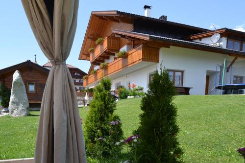a view of a house from the garden at Häuslerhof in Maranza