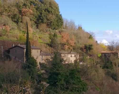 ein Dorf an der Seite eines Hügels in der Unterkunft Rustico in Bagnoregio