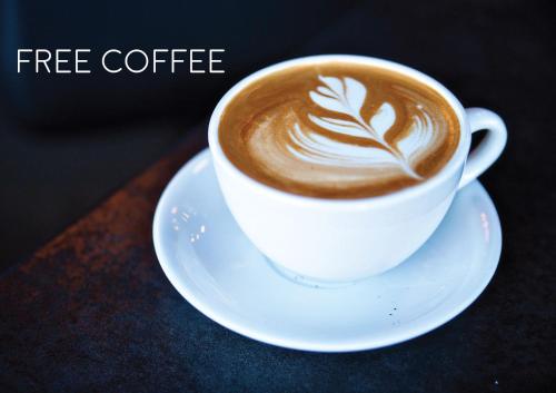 Kemudahan buat kopi dan teh di The Color Express Hotel