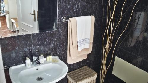 ein Badezimmer mit Waschbecken und Spiegel in der Unterkunft Vista Funchal in Funchal