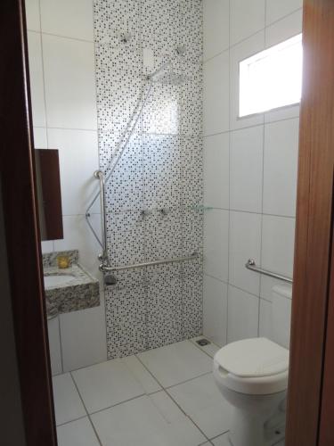 a bathroom with a shower and a toilet at Hotel Viracopos de Indaiatuba in Indaiatuba