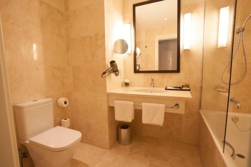Un baño de Palm Camayenne