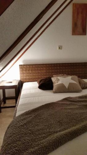 a bed in a room with a brick wall at Ferienhaus Lilly am Silbersee in Frielendorf