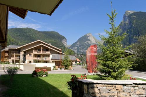 - une vue sur un hôtel avec des montagnes en arrière-plan dans l'établissement CGH Résidences & Spas La Reine des Prés, à Samoëns