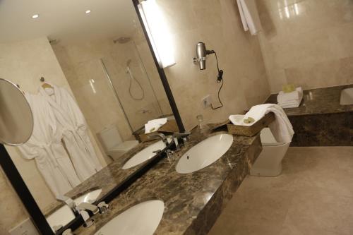 Un baño de Palm Camayenne