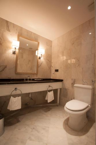 Un baño de Palm Camayenne