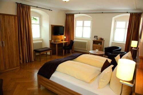 1 dormitorio con 1 cama y sala de estar en Alte Post, en Lindau
