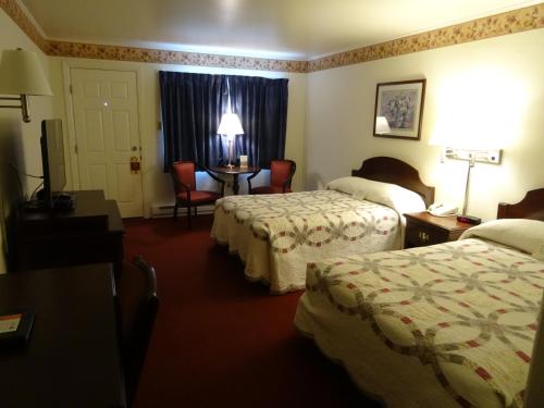 Katil atau katil-katil dalam bilik di Amish Country Motel