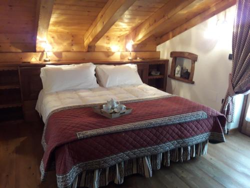 a bedroom with a large bed in a cabin at Hotel Lo Campagnar in Courmayeur