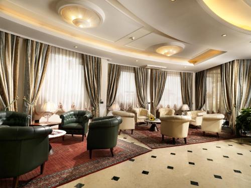 a hotel lobby with couches and chairs at Hotel Ariston in Campodarsego