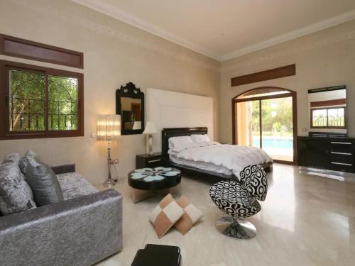 um quarto grande com uma cama e um sofá em Maison d'hote Oceania em Marraquexe