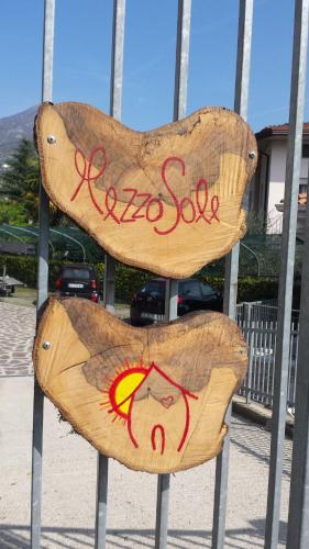 una panca di legno con le parole Ciao, solo scritto sopra. di Residence Mezzosole a Riva del Garda