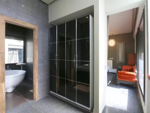 uma casa de banho com banheira e banheira em Maison d'hote Oceania em Marraquexe