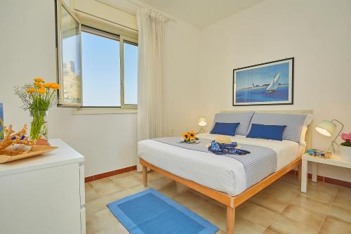 スフェッラカヴァッロにあるAppartamento Girasoleのベッドルーム1室(青い敷物付きのベッド1台付)