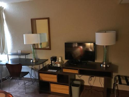 Una televisión o centro de entretenimiento en Super 8 by Wyndham Redfield
