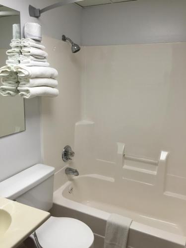 Un baño de Super 8 by Wyndham Redfield