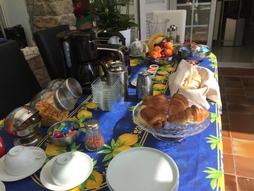 un tavolo con una tovaglia da tavola con sopra del cibo di Villa Manù B&B Chambre D'hote a Les Issambres