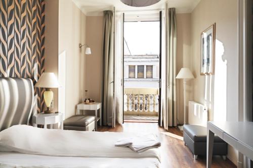 ブダペストにあるHouse Octogonのベッドと窓が備わるホテルルーム