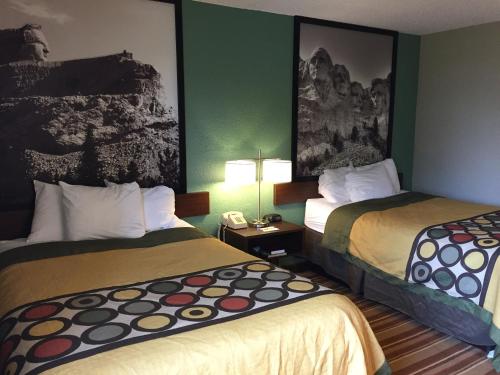 Cama o camas de una habitación en Super 8 by Wyndham Redfield