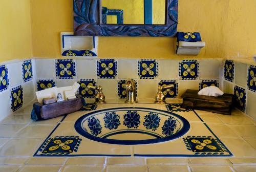 a blue and white bathroom with a sink and a mirror at Hotel Casa Palopo in Santa Catarina Palopó