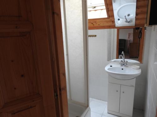 La salle de bains est pourvue d'un lavabo et d'un miroir. dans l'établissement Gold Apartment, à Harkány