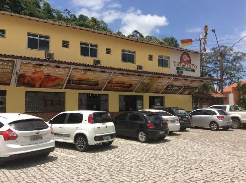 a group of cars parked in front of a building at Pousada Catavento in Piraí