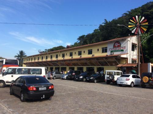 a group of cars parked in front of a building at Pousada Catavento in Piraí