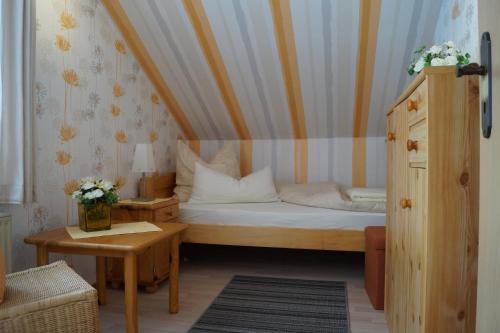 ドルヌマージールにあるFerienwohnung Coordesの小さなベッドルーム(ベッド1台、テーブル付)