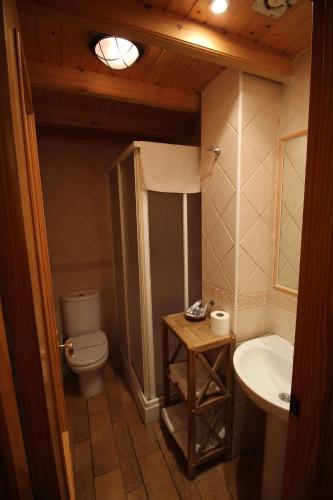 a small bathroom with a toilet and a sink at Hostal Nueva Tabarca in Tabarca