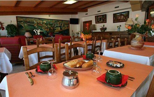 un ristorante con un tavolo con una ciotola di pane sopra di Hotel Lafon - face à l'Océan a Hendaye