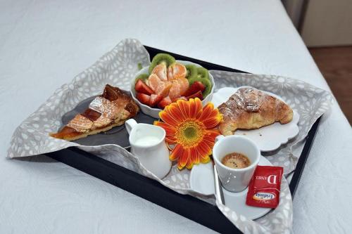 a tray with a plate of food on a table at B&B Paradiso Relais in Messina