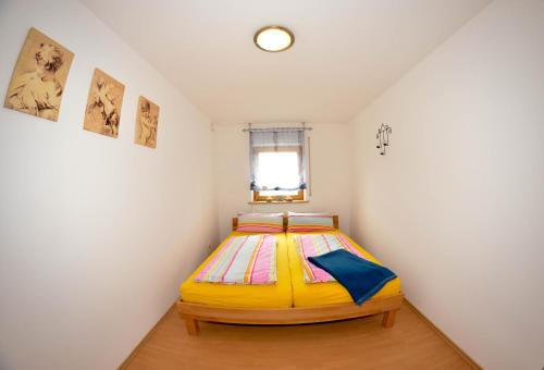 Un pequeño dormitorio con una cama en la esquina en Ferienwohnung Stettfeld, en Stettfeld