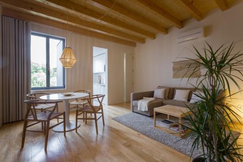 - un salon avec une table et un canapé dans l'établissement Casa da Figueiroa, à Porto