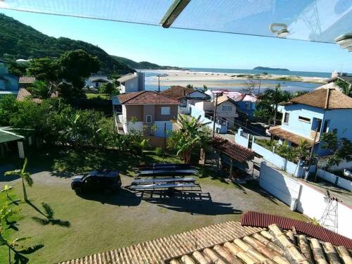 a view from the roof of a house with a parking lot at Pousada Maktub in Guarda do Embaú