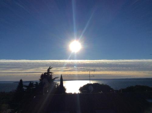 モニーガにあるCasa Neneの海上空の太陽