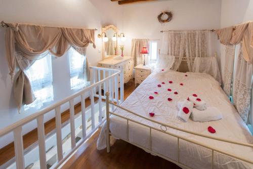 Un dormitorio con una cama con rosas. en Peristeronas house sifnos - Dove Cot sifnos, en Apollonia