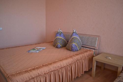アルザマスにあるApartment ul. Karla Marksa, d. 61のベッドルーム1室(青い枕のベッド1台付)