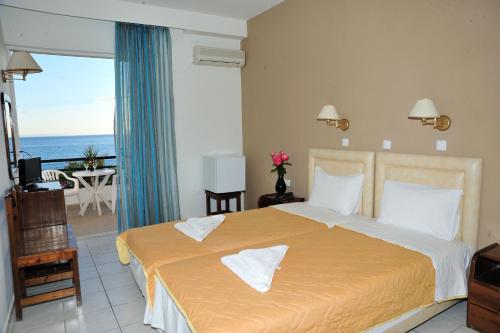 Ένα ή περισσότερα κρεβάτια σε δωμάτιο στο Creta Mare Hotel 