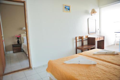 Katil atau katil-katil dalam bilik di Creta Mare Hotel
