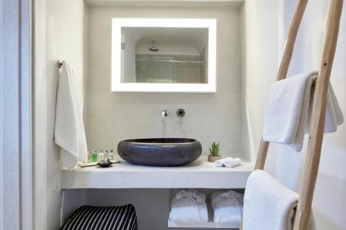 Un baño de Cosmopolitan Suites - Small Luxury Hotels of the World