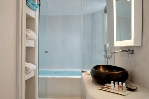 Un baño de Cosmopolitan Suites - Small Luxury Hotels of the World
