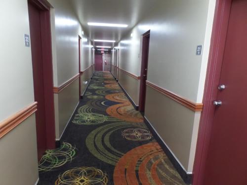 a hallway with a carpeted floor and a long corridor at Executive Inn Chillicothe in Chillicothe