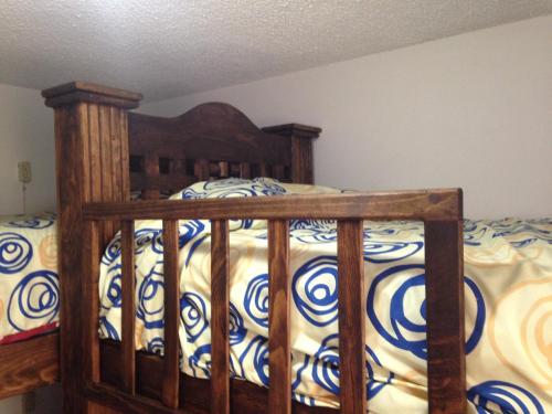 a bedroom with a bed with a wooden frame at Hostal Makea Pachuca in Pachuca de Soto