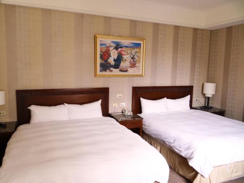 五洲商務旅館房間的床